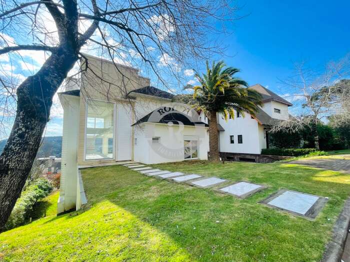 CASA DE QUATRO DORMITÓRIOS EM GRAMADO