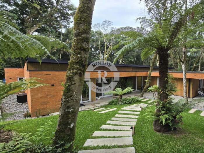 CASA DE QUATRO DORMITÓRIOS EM GRAMADO