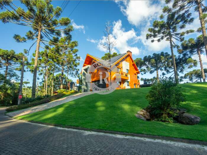 CASA DE QUATRO DORMITÓRIOS EM GRAMADO