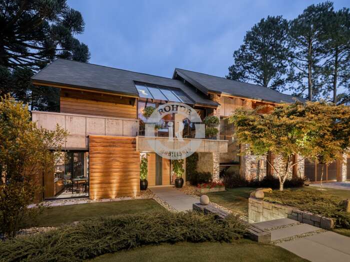 CASA DE QUATRO DORMITÓRIOS EM GRAMADO