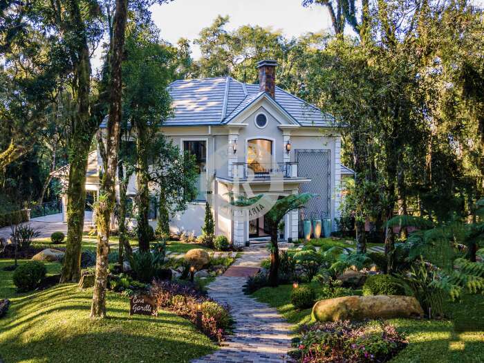 CASA DE QUATRO DORMITÓRIOS EM GRAMADO