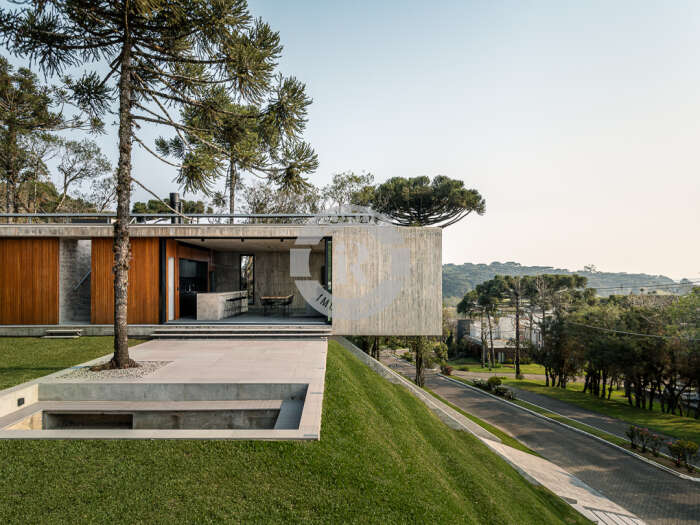 CASA DE QUATRO DORMITÓRIOS EM CANELA