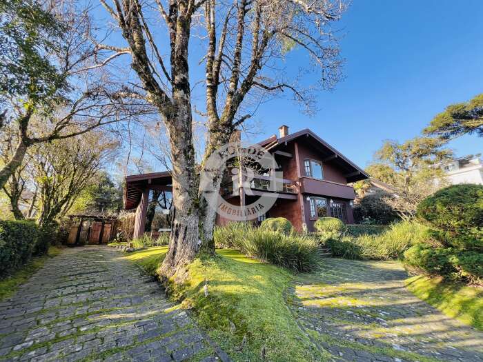 CASA DE CINCO DORMITÓRIOS EM CANELA