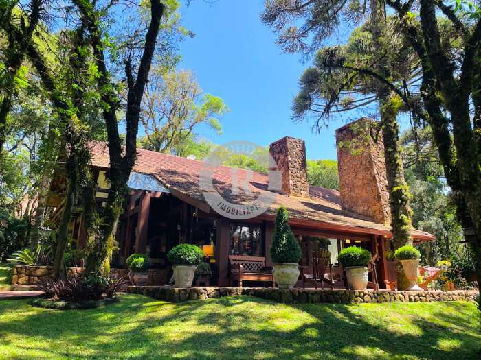 CASA DE CINCO DORMITÓRIOS EM CANELA