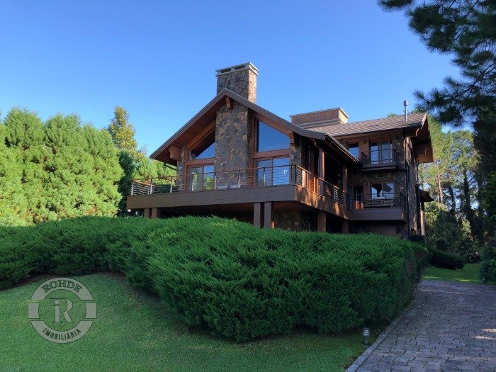 CASA COM QUATRO DORMITÓRIOS EM CANELA